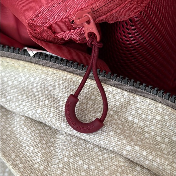 Lululemon Live Free Tote Bag – Versatile and Spacious - Picture 13 of 16